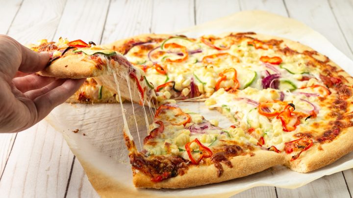 Pizza wegetariańska czy mięsna – pizza na dowóz Miedzyń